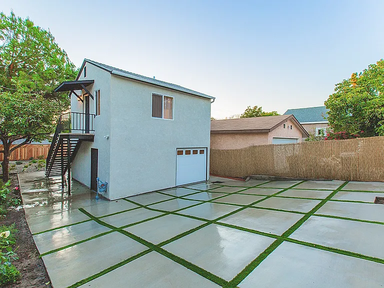 Atwater Ave Residence — Photo 32