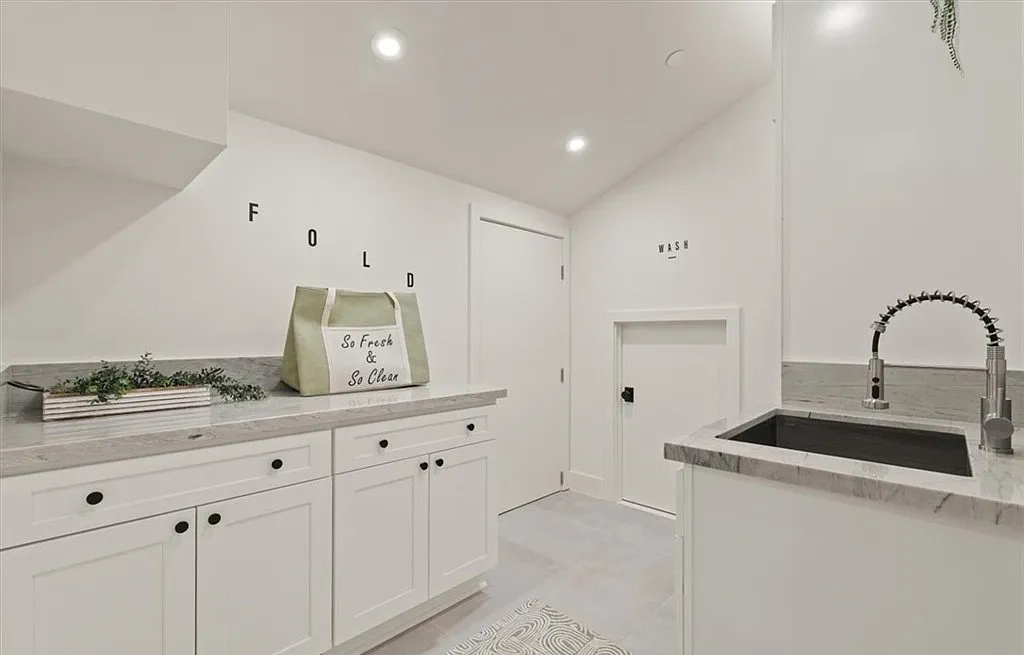 Jordan Ave Residence — Photo 20