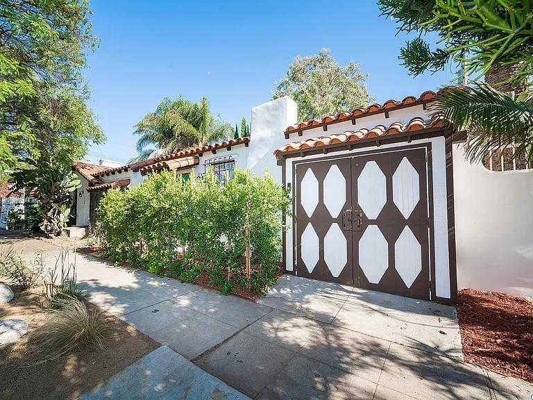 Willoughby Ave Residence — Photo 22